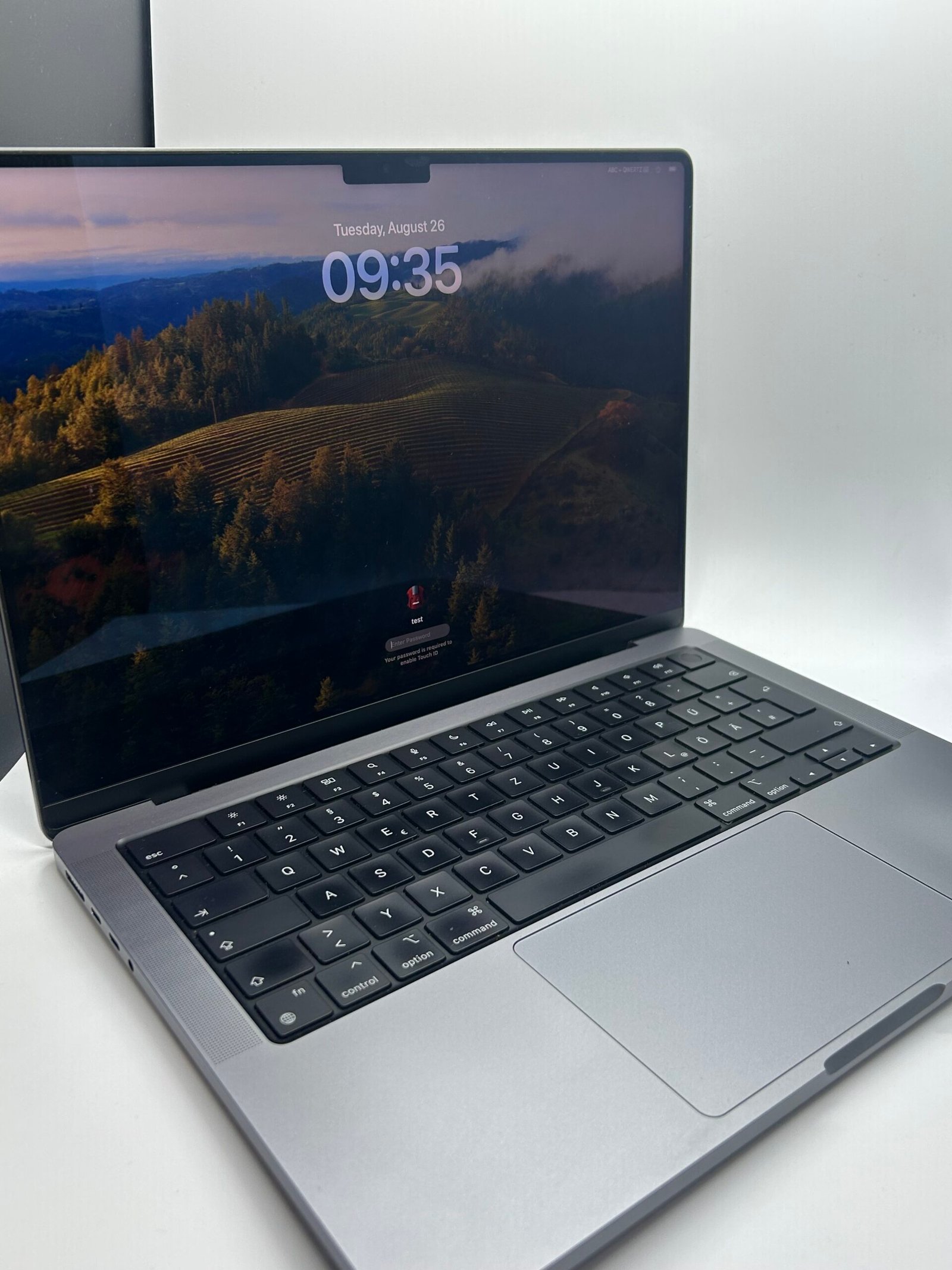 MacBook Pro 14" 2021 cu procesor M1 (Model A2442) - Imagine 3