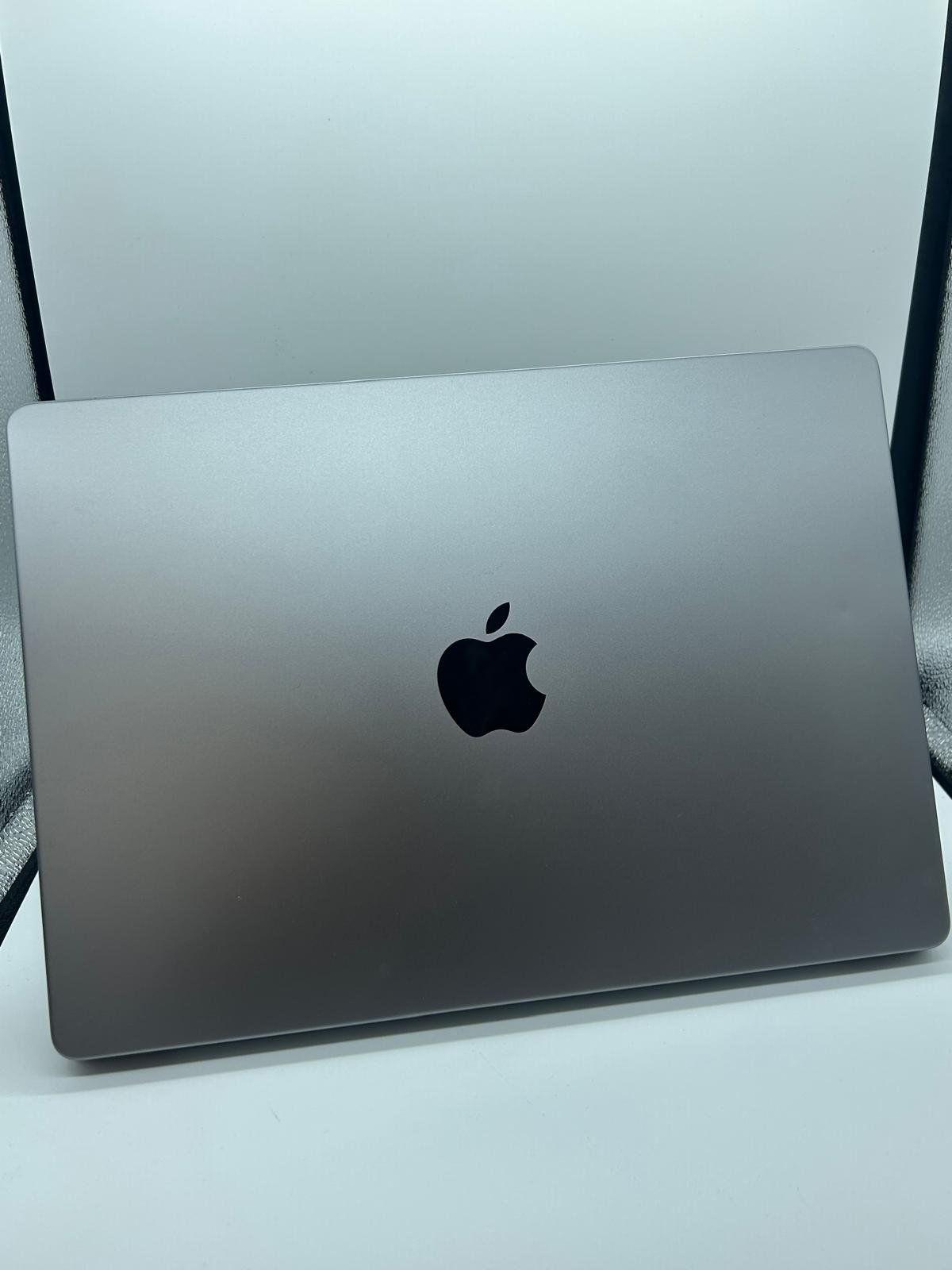 MacBook Pro 14" 2023 cu procesor M2 Pro (Model A2799) - Imagine 2