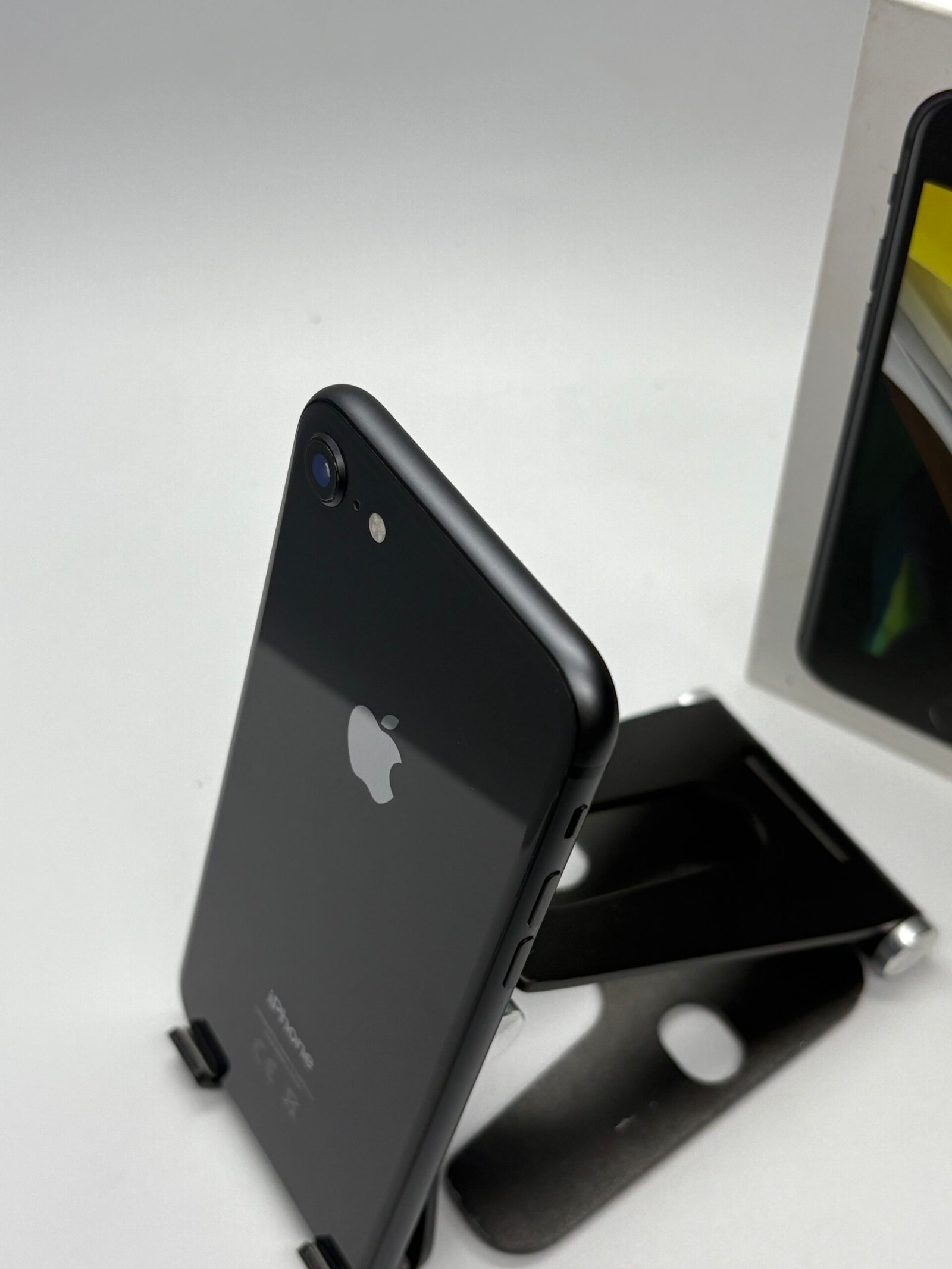 Apple iPhone SE 2 - 64GB, Midnight, Baterie 94% - Imagine 3